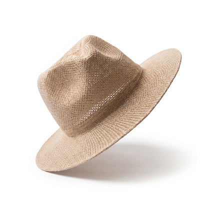 Elegante cappello a tesa piatta per una migliore protezione dal sole con una fascia interna per il massimo comfort.